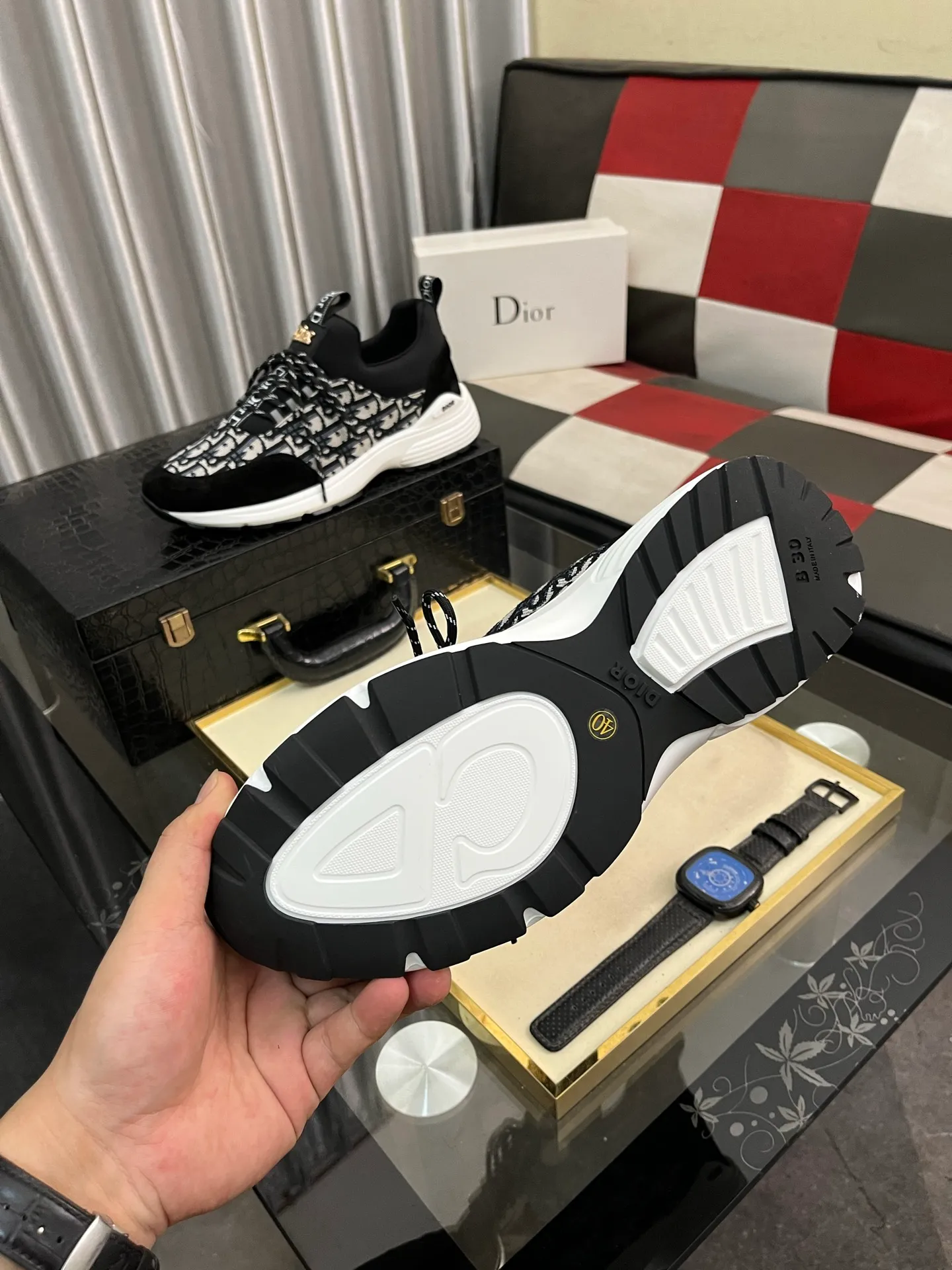 Men's Men's Shoes💰440⌚️⌚️ Dior's casual and sporty style combines the elements of dad's bag-soled shoes. It has successfully broken through the dad shoe style that has been on the streets in recent years and has become a beautiful landscape in luxury goods. The fabric is high mercerized with breathable mesh. The mesh on both sides of the shoe is made of three layers of composite technology. The bottom process uses package molding fabrics: imported high mercerized 🐂 cowhide stitching with original customized D-shaped mesh code number: 38-444️⃣ Colors available